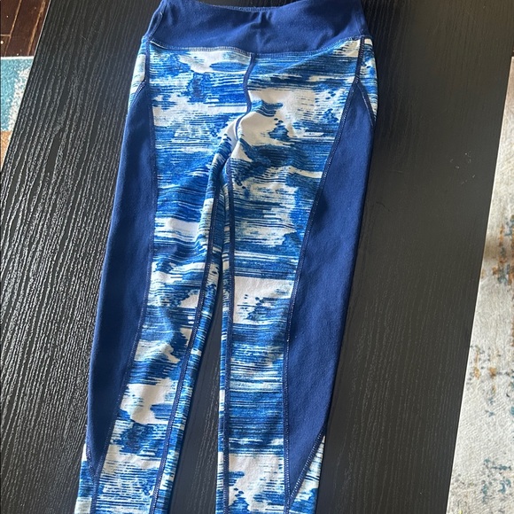 Zella Navy and White Abstract Leggings with inside waist pocket. - Picture 6 of 8
